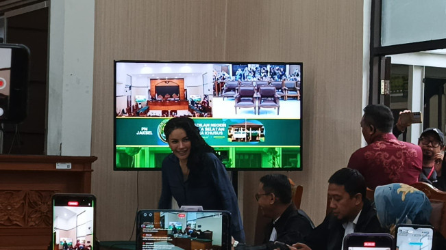 Nikita Mirzani ngidam setelah dipenjara 7 bulan atas dugaan pemerasan dan tindak pidana pencucian uang (2015) [FTNews/Selvianus Kopong Basar]